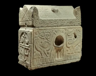 Arte romano: relicario en forma de sarcófago, encontrado en Siria. París, Museo del Louvre
