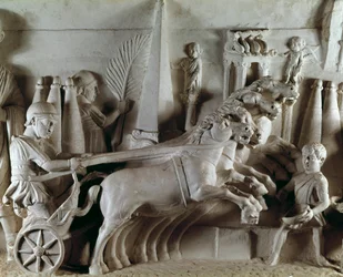 Arte romano: relieve esculpido que representa un cuádriga, carro tirado por cuatro caballos. Museo de Antigüedades Romanas, Roma