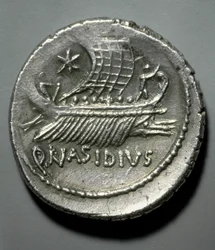 Arte romano: moneda de plata con una galera equipada con un sistema para derribar barcos enemigos. París, B.N. Gabinete de Medallas