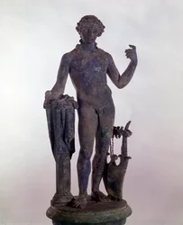 Arte romano: estatua de Apolo en bronce. Museo de Antigüedades Romanas, Roma