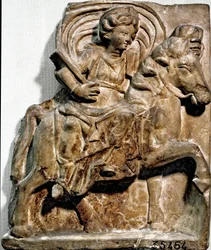 Arte romano: la diosa Epona, deidad de origen galo, patrona de jinetes y viajeros. Estela de piedra caliza encontrada en Gannat (Allier), Auvernia. Saint Germain en Laye. Museo de Antigüedades Nacionales