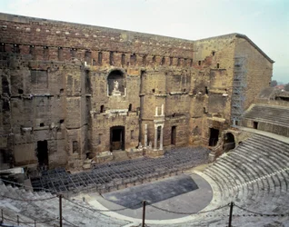 Arte romano: vista del teatro romano de la ciudad de Orange (Vaucluse).