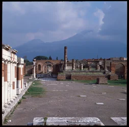 Arte romano: vista del foro, sitio arqueológico de Pompeya (siglo I a.C.-siglo I d.C.) Italia