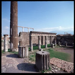 Arte romano: vista del templo de Apolo en el sitio arqueológico de Pompeya (siglo IV a.C.-siglo II a.C.) Italia