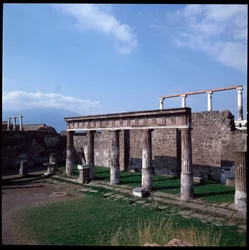 Arte romano: vista del templo de Apolo en el sitio arqueológico de Pompeya (siglo IV a.C.-siglo II a.C.) Italia