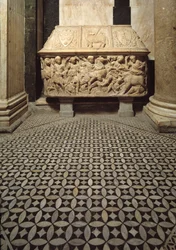 Sarcófago romano con relieves de una escena de caza de jabalíes, tapa decorada con los brazos de la familia Medici