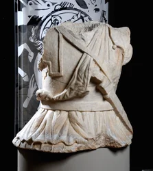 Torso esculpido de un jinete