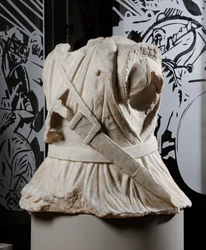 Torso esculpido de un jinete