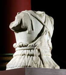 Torso esculpido de un jinete