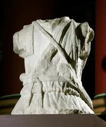 Torso esculpido de un jinete (mármol)