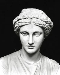 Estatua de Clío sosteniendo un pergamino, detalle de la cabeza (piedra)