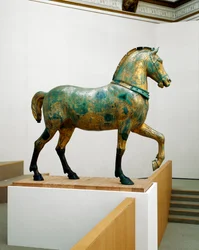 Estatua de uno de los cuatro caballos triunfales de San Marco (bronce)