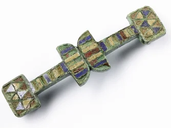Unión de correa con superficie superior decorada con esmalte rojo, azul y amarillo, del fuerte legionario romano en Inchtuthil, Caputh, Perthshire