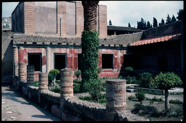 El jardín de la casa del atrio en mosaico, siglo V a.C.-siglo I d.C.