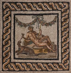 La casa de Dionisio, una de las domus romanas de Ortaglia: detalle del suelo de mosaico que representa a Dionisio y la pantera (mosaico)