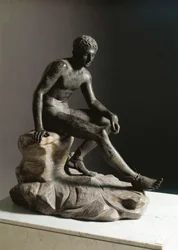 El descanso de Hermes. Escultura de bronce romana después de un original griego de Lisipo. De Herculano. Dim. 105 cm. Museo Arqueológico Nacional, Nápoles
