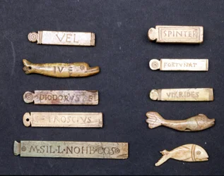 Entradas de teatro en marfil de la era romana. Museo della Scala en Milán