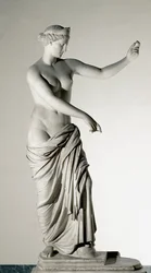 Venus de Capua con un espejo (escultura de mármol después de un original griego del siglo IV-III a.C.)
