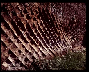 Vista de las murallas construidas con técnica de construcción opus reticulatum, siglo V a.C.-I d.C.