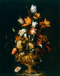 Jarrón de metal con flores en relieve