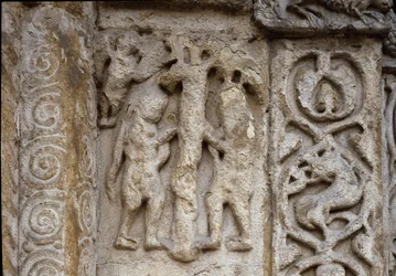 Adán y Eva. Detalle de la fachada de la Basílica, principios del siglo XII