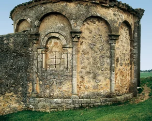 Ábside visto desde el exterior, Iglesia de San Miguel en Valdenebro, Soria, Castilla y León, España, finales del siglo XII - principios del siglo XIII