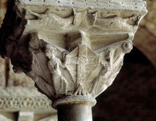Capitel que representa la gloriosa cruz (escultura)
