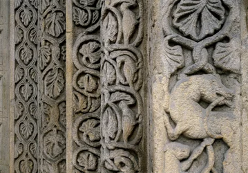 Detalles decorativos de la fachada de la Basílica, principios del siglo XII