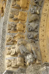 Detalle de la bóveda tallada de la fachada de la catedral de Santa María, Oloron Sainte Marie (Pirineos Atlánticos)
