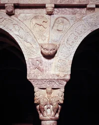 Detalle del cordero de Dios y símbolo del evangelista Lucas, tallado en la tribuna del Priorato