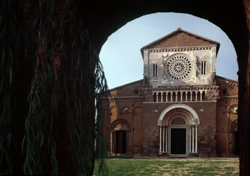 Fachada de la iglesia de San Pedro (San Pietro), construida alrededor de 1250 y restaurada en 1870, Tuscania, Italia