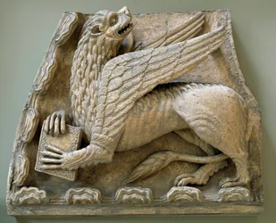 Grifón esculpido del portal original de la Iglesia Saint Loup de Naud (1170)