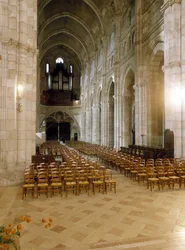 Interior de la Catedral de San Lázaro de Autun. Arquitectura románica del siglo XIII. Autun, Saona y Loira, Borgoña, Francia.