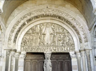 Juicio final, tímpano esculpido de la Catedral de San Lázaro de Autun, arte románico del siglo XIII. Autun, Saona y Loira, Borgoña, Francia.