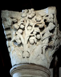 Paraíso: una higuera y un manzano, Capital del coro (escultura)