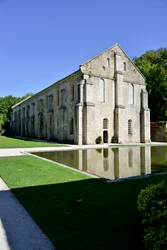 Arquitectura románica: vista exterior de la forja de la abadía cisterciense de Fontenay, Borgoña, finales del siglo XII