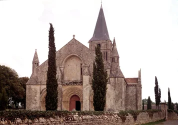 Arquitectura románica: vista de la iglesia de Aulnay