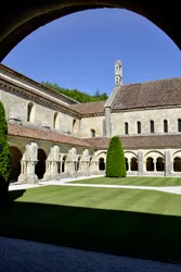 Arquitectura románica: vista del claustro y los edificios de la abadía cisterciense de Fontenay, Borgoña