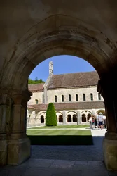 Arquitectura románica: vista del claustro y los edificios de la abadía cisterciense de Fontenay, Borgoña