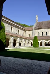 Arquitectura románica: vista del claustro y los edificios de la abadía cisterciense de Fontenay, Borgoña