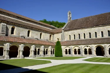 Arquitectura románica: vista del claustro y los edificios de la abadía cisterciense de Fontenay, Borgoña
