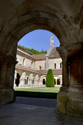 Arquitectura románica: vista del claustro y los edificios de la abadía cisterciense de Fontenay, Borgoña