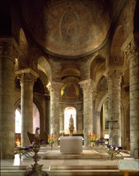 Arte románico: vista interior de la iglesia de Notre Dame la Grande, Poitiers (Vienne)