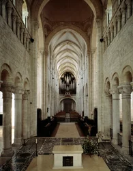 Arte románico: vista interna de la Basílica de Saint Benoit sur Loire (Loiret) construida entre los siglos XI y XIII