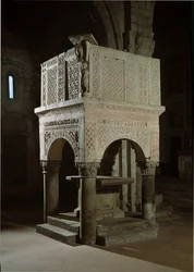 Arte románico: púlpito de la iglesia decorado con mármol y relieves, iglesia de Santa María Maggiore (Tuscania, Italia)