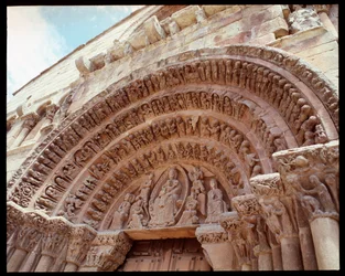 Arte románico: tímpano de la iglesia de Santo Domingo, siglo XII, Soria, España