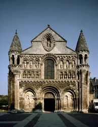 Arte románico: vista de Notre Dame la Grande (Notre-Dame-la-Grande). Siglo XII Poitiers (Viena)