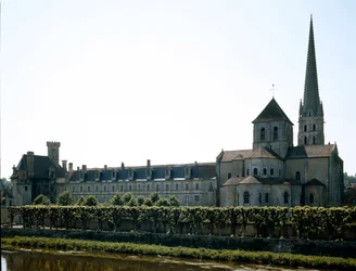 Arte románico: vista de la Basílica de Saint Savin-sur-Gartempe, fundada en el siglo XI. Saint Savin, Viena