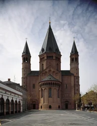 Arte románico: vista de la catedral de San Martín, construida entre los siglos X y XII. Maguncia, Alemania