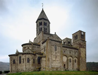 Arte románico: vista de la iglesia de Saint-Nectaire (siglo XII)